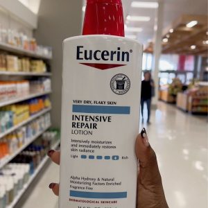 Eucerin Intensive Repair. Eucerin Intensive Repair (ou Réparatrice Intensive) est une ligne de soins pour peaux très sèches, squameuses et ternes, connue pour son action triple : elle hydrate, exfolie grâce aux Acides Alpha-Hydroxylés (AHA) (comme l'urée) et aux Facteurs Naturels d'Hydratation, et restaure l'éclat et la douceur de la peau, offrant une hydratation de 24h, souvent sans parfum, idéale pour un usage quotidien sur le corps, les mains et les pieds. Caractéristiques principales Hydratation intense : Enrichie en AHA (acide lactique), urée, lactate de sodium et facteurs naturels d'hydratation (NMF) qui attirent et retiennent l'eau dans la peau. Action exfoliante : Les AHA éliminent en douceur les cellules mortes, rendant la peau plus lisse et éclatante. Texture : S'absorbe rapidement, souvent sans laisser de film gras, et est disponible en formules sans parfum, sans colorant et sans parabène. Usage : Parfaite pour les peaux très sèches, squameuses, rugueuses, et peut être utilisée sur les mains et les pieds pour adoucir les zones très sèches. Avantages Restaure l'hydratation pendant 24 heures. Améliore immédiatement l'apparence et la sensation de la peau. Recommandée par les dermatologues pour son approche scientifique. Précautions Contient des AHA, ce qui peut augmenter la sensibilité au soleil ; l'utilisation d'un écran solaire est conseillée. Produits connexes La gamme comprend des lotions pour le corps, ainsi que des crèmes pour les mains (souvent appelées « Advanced Repair » dans certaines régions) et parfois des options avec une concentration plus élevée d'urée (comme 10% d'urée dans la gamme UreaRepair) pour des besoins plus intenses.